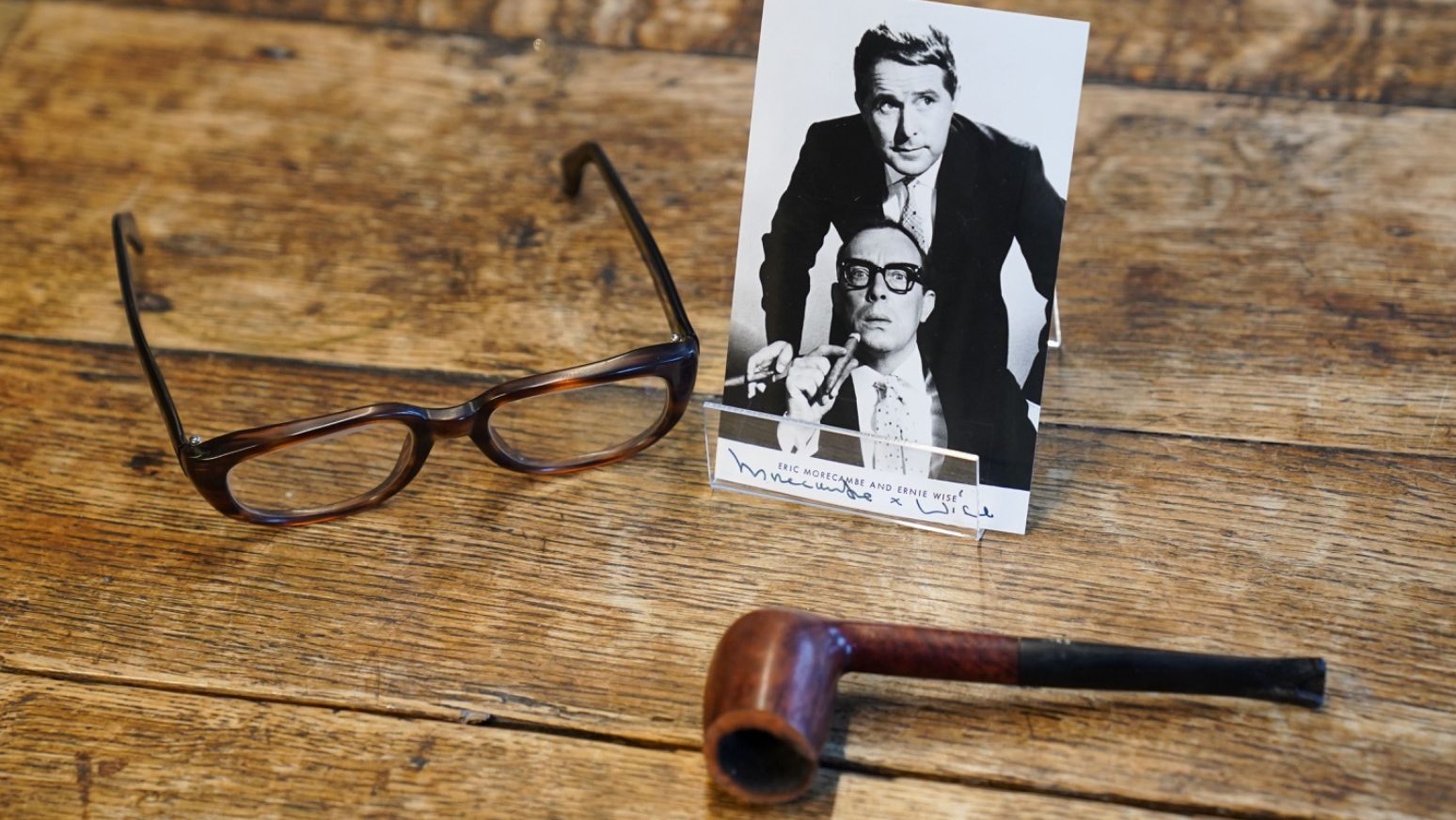 Robbie shells out £20K for Eric Morecambe’s specs and pipe