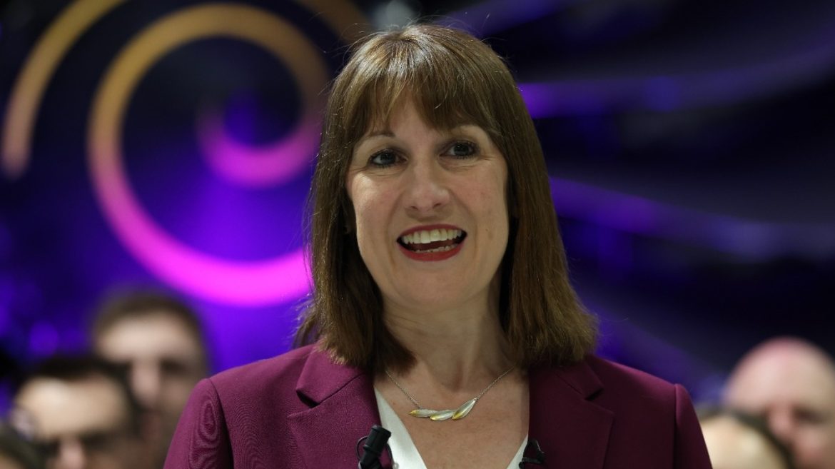 UK economy grows at fastest quarterly rate in a year in boost for Reeves
