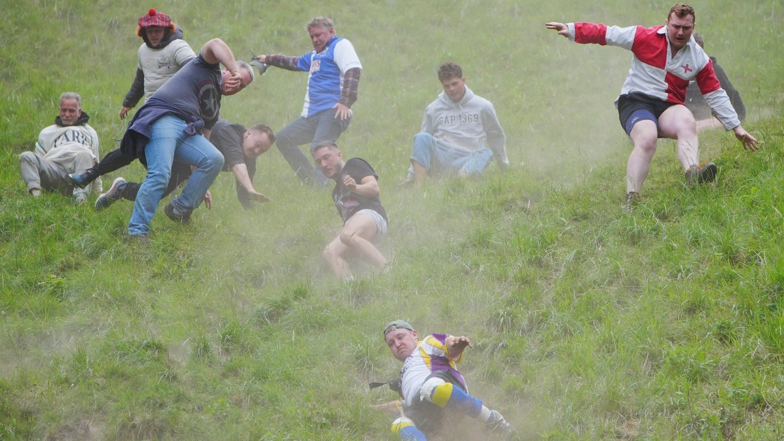 Gloucestershire cheese rolling race won again by German YouTuber Tom Kopke