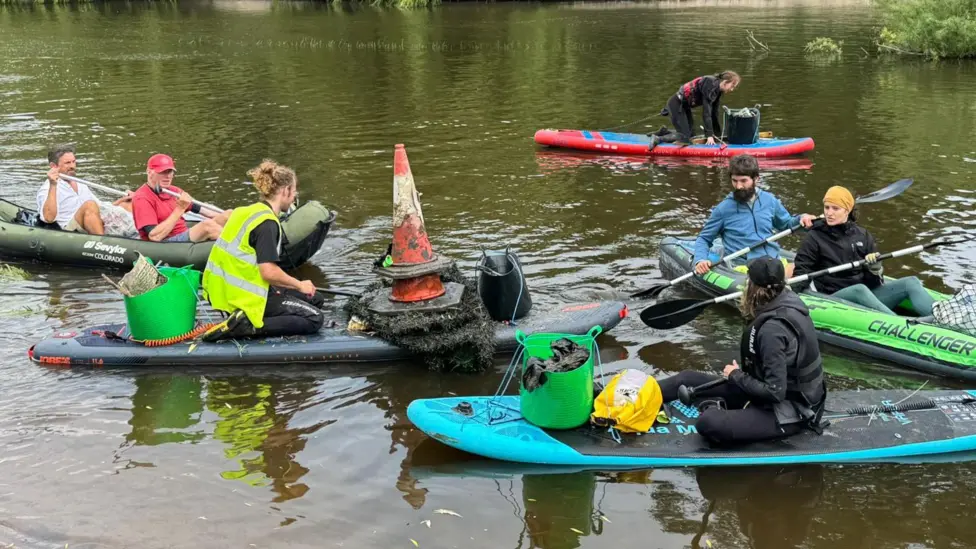 Paddleboarding litter-pickers clean up river in Shrewsbury