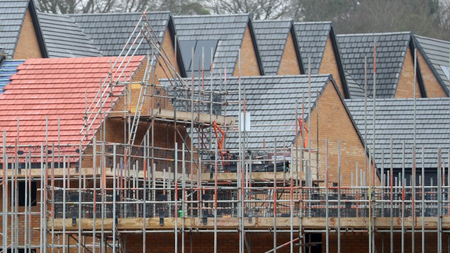 Skills shortage jeopardising pledge to build 1.5 million new homes, report warns
